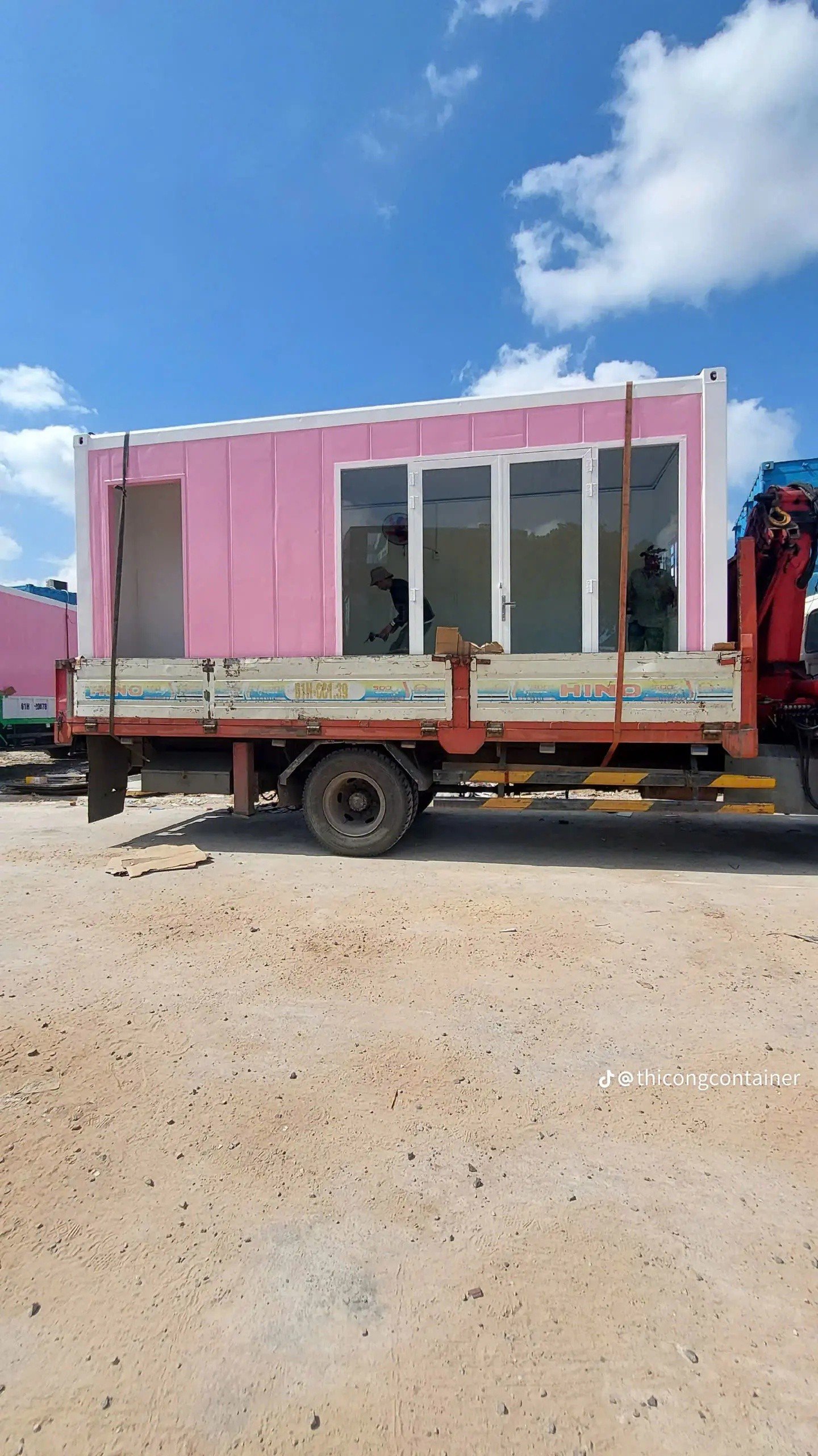 Container Nhà Ở Ghép Chữ L 2x20 Feet Hồng Viền Trắng Vỏ Lạnh